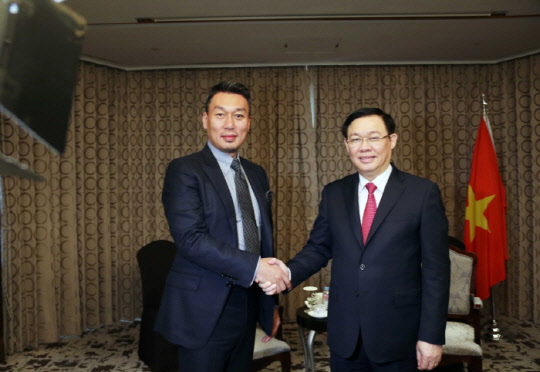 왼쪽부터 '알리엑스' 박병건 대표, 브엉 딘 후에(Voung Dinh Hue) 베트남 부총리>